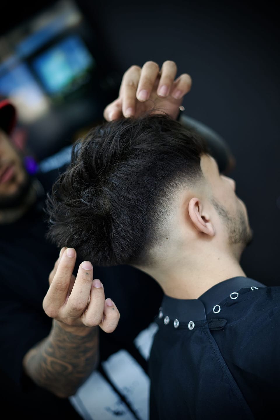 Aleix, barbero de Why Not Eixample, retrato de estudio